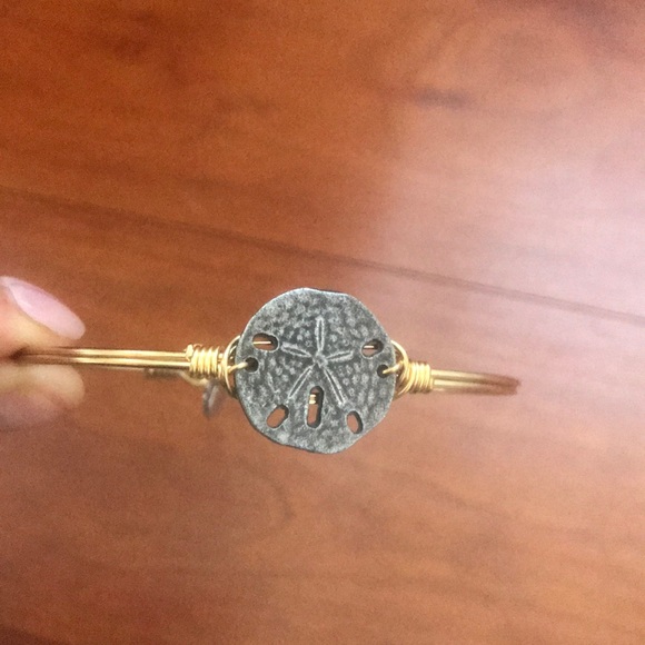 1 Gold sand dollar bracelet. - Picture 2 of 4